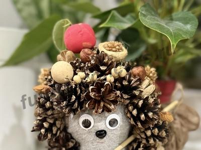 Запасливый осенний ежик