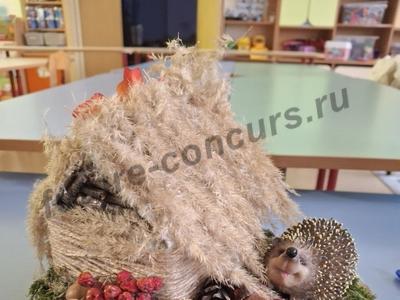 Семья у дома.